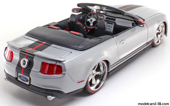2010 - Ford Mustang GT Maisto 1/18 (Светло сребрист / Черен) Задна дясна страна