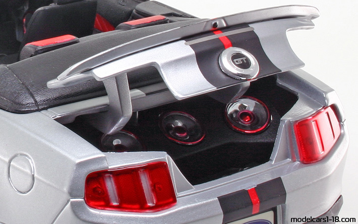 2010 - Ford Mustang GT Maisto 1/18 (Светло сребрист / Черен) Багажник / Отварящи се фарове