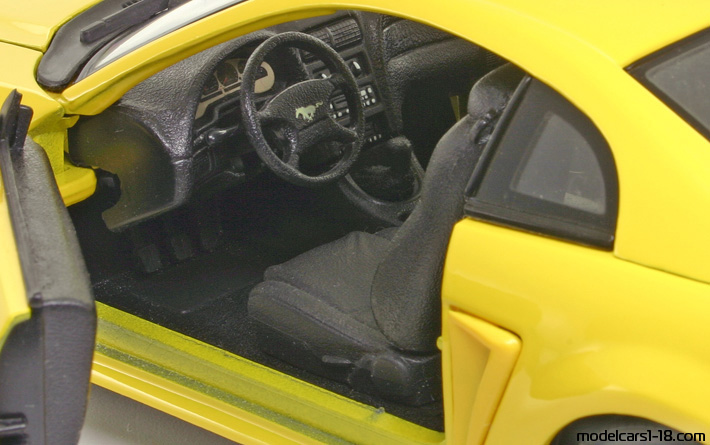 1999 - Ford Mustang GT Maisto 1/18 (Жълт) Интериор арматурно табло