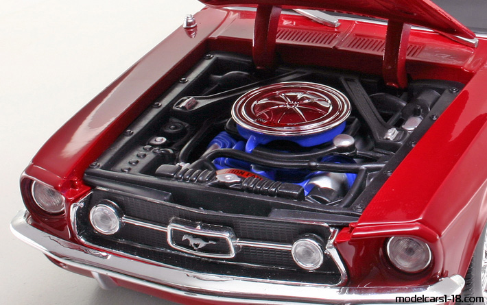 1967 - Ford Mustang GTA Fastback Maisto 1/18 (Червен) Двигател