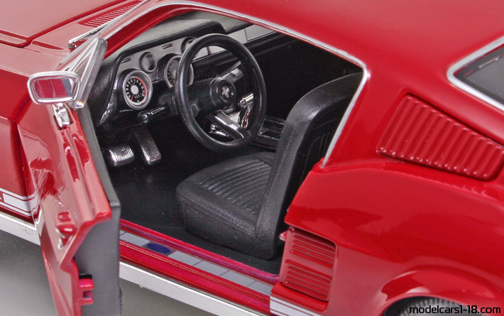 1967 - Ford Mustang GTA Fastback Maisto 1/18 (Червен) Интериор арматурно табло