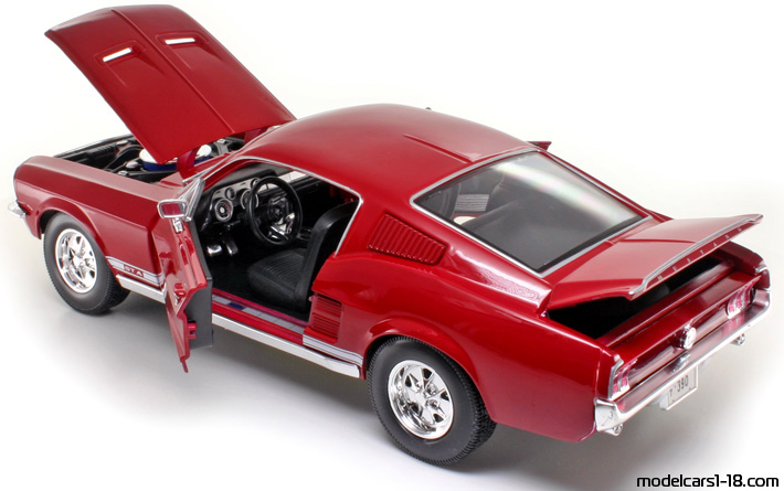 1967 - Ford Mustang GTA Fastback Maisto 1/18 (Червен) Отваряеми части