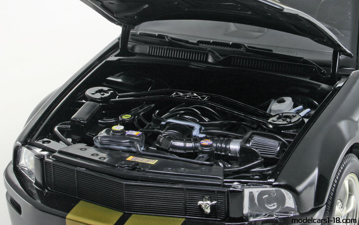 2006 - Ford Mustang Shelby GT-H Shelby Collectibles 1/18 (Черен / Жълт) Двигател