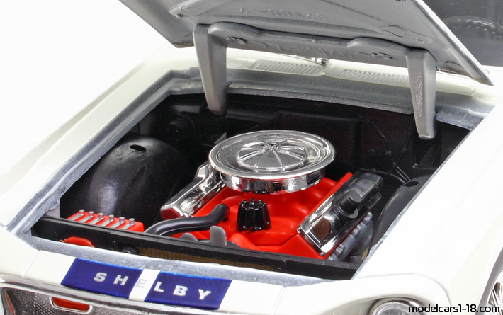 1968 - Ford Mustang Shelby GT500KR Road Signature 1/18 (Бял / Син) Двигател