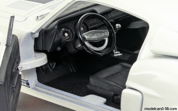 1968 - Ford Mustang Shelby GT500KR Road Signature 1/18 (Бял / Син) Интериор арматурно табло