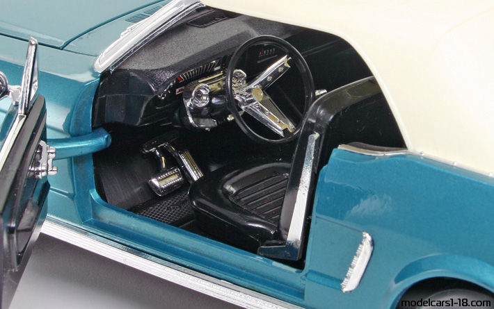 1965 - Ford Mustang Mira 1/18 (Зелен) Интериор арматурно табло