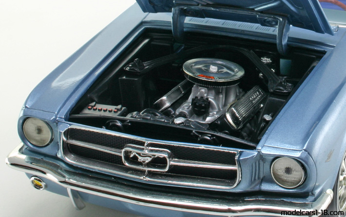 1965 - Ford Mustang Revell 1/18 (Син) Двигател