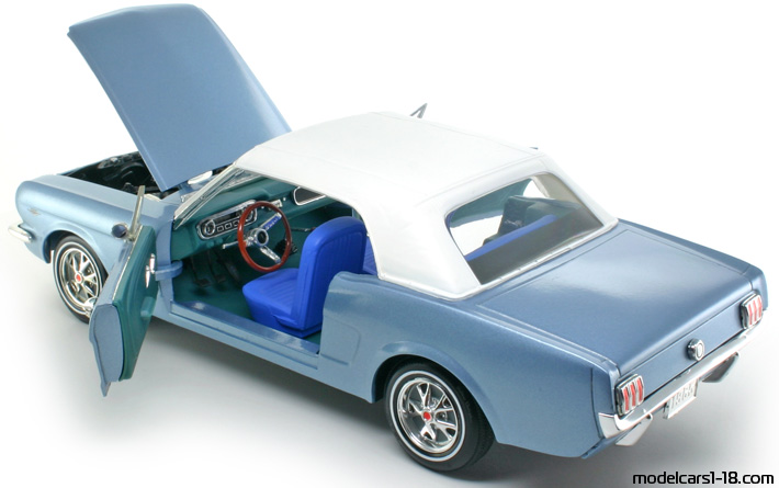 1965 - Ford Mustang Revell 1/18 (Син) Отваряеми части