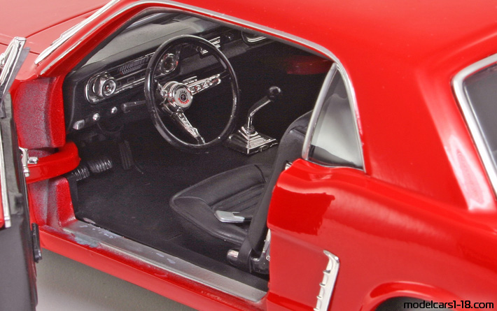 1964 - Ford Mustang Welly 1/18 (Червен) Интериор арматурно табло