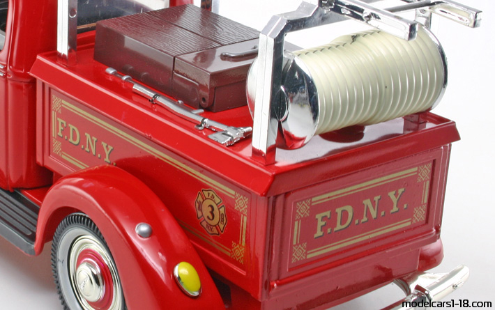 1940 - Ford Pickup Fire Dept Truck Golden Wheel Diecast 1/20 (Червен) Багажник / Отварящи се фарове