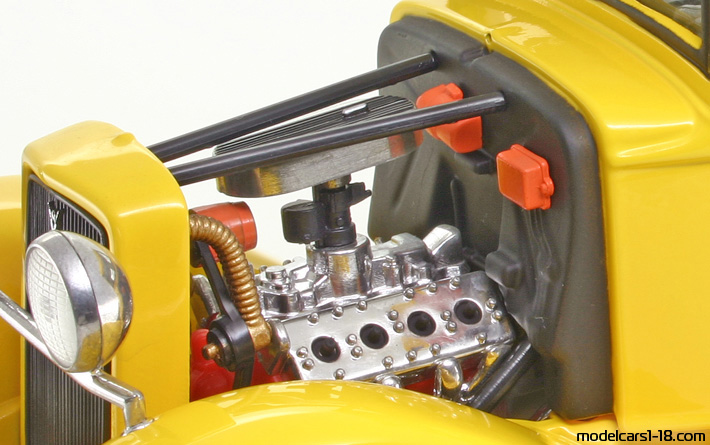 1934 - Ford Pickup (Model BB) Road Legends 1/18 (Жълт) Двигател