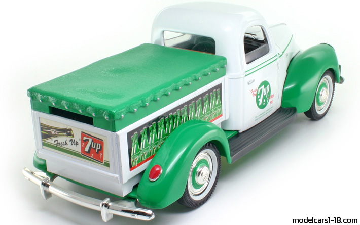 1940 - Ford Pickup Golden Wheel Diecast 1/20 (Бял / Зелен) Задна дясна страна