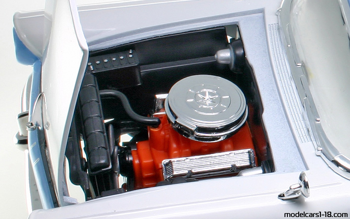 1957 - Ford Ranchero Road Signature 1/18 (Бял / Син) Двигател