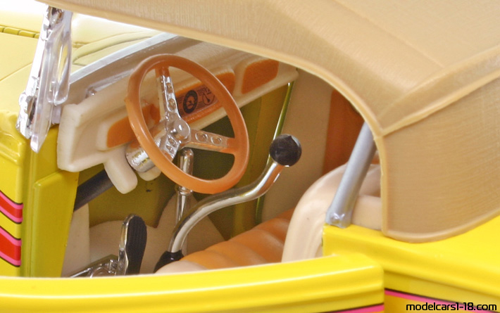 1932 - Ford Roadster (Model B) Road Legends 1/18 (Жълт) Интериор арматурно табло