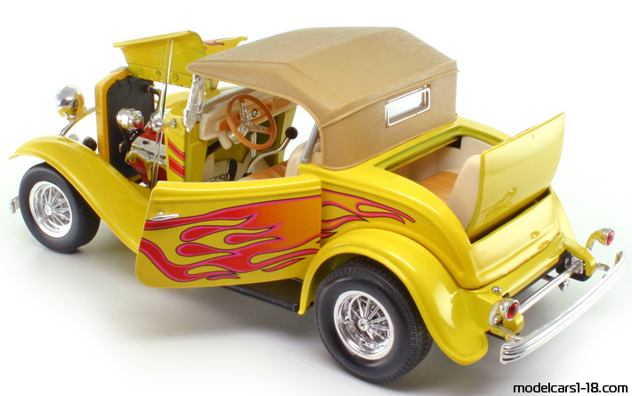 1932 - Ford Roadster (Model B) Road Legends 1/18 (Жълт) Отваряеми части