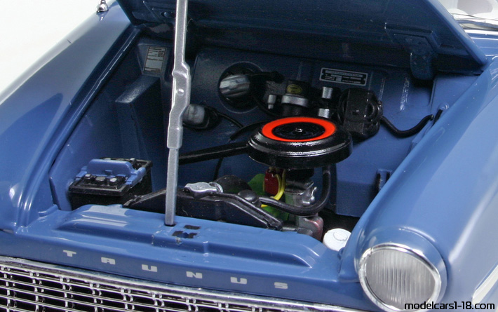 1959 - Ford Taunus 12M (P1) Revell 1/18 (Син / Бял) Двигател