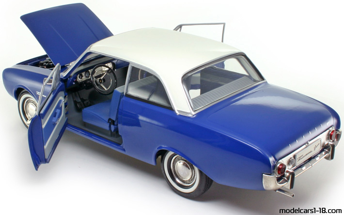 1960 - Ford Taunus 17M (P3) Revell 1/18 (Син / Бял) Отваряеми части