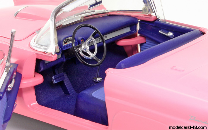 1956 - Ford Thunderbird Revell 1/18 (Розов) Интериор арматурно табло