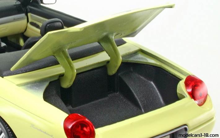 2002 - Ford Thunderbird Maisto 1/18 (Жълт) Багажник / Отварящи се фарове
