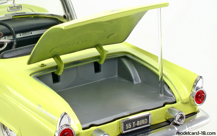 1955 - Ford Thunderbird Road Tough 1/18 (Жълт / Бял) Багажник / Отварящи се фарове