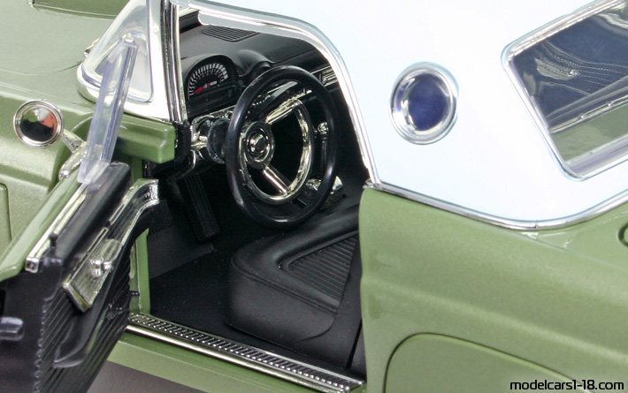 1956 - Ford Thunderbird Motor Max 1/18 (Кафяв / Бял) Интериор арматурно табло