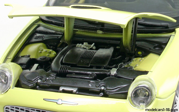 2002 - Ford Thunderbird Maisto 1/18 (Жълт) Двигател