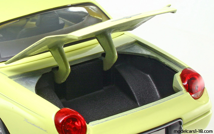2002 - Ford Thunderbird Maisto 1/18 (Жълт) Багажник / Отварящи се фарове