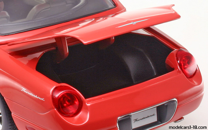 2003 - Ford Thunderbird Beanstalk 1/18 (Червен) Багажник / Отварящи се фарове