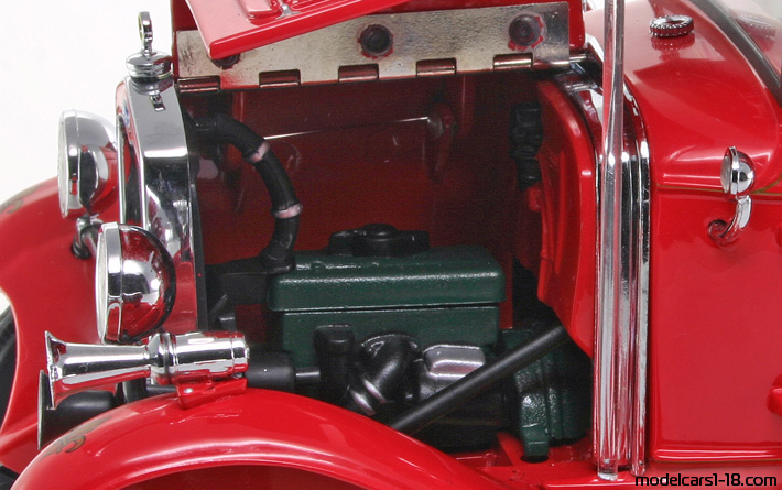 1931 - Ford Tudor (Model A) Fire Dept Motor City Classic 1/18 (Червен) Двигател