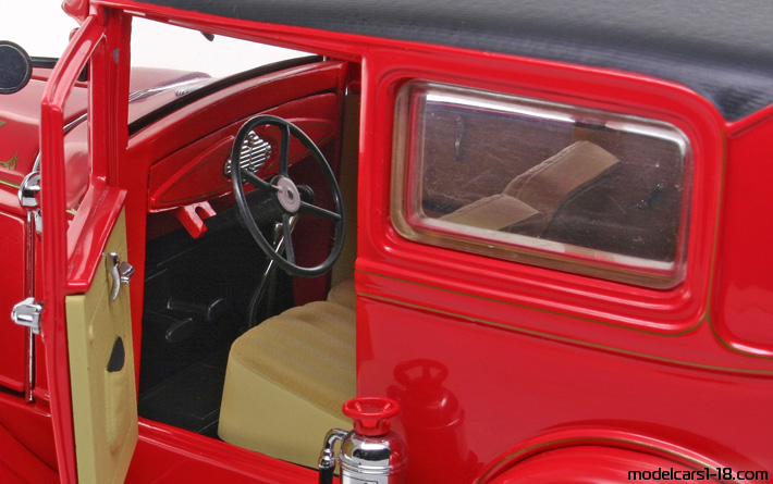 1931 - Ford Tudor (Model A) Fire Dept Motor City Classic 1/18 (Червен) Интериор арматурно табло