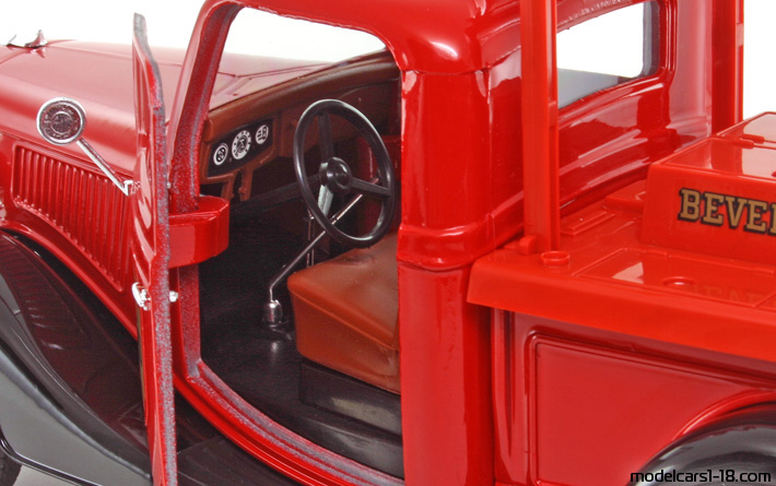 1936 - Ford V8 Fire Dept Truck Solido 1/19 (Червен / Черен) Интериор арматурно табло