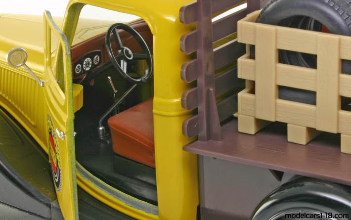 1936 - Ford V8 Plateau Solido 1/19 (Жълт / Черен) Интериор арматурно табло