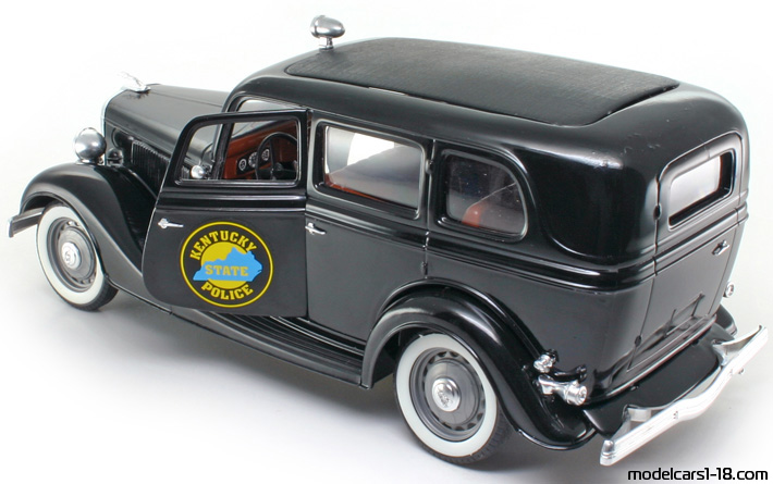 1934 - Ford V8 Police Solido 1/19 (Черен) Отваряеми части