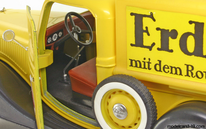 1936 - Ford V8 Solido 1/19 (Жълт / Черен) Интериор арматурно табло