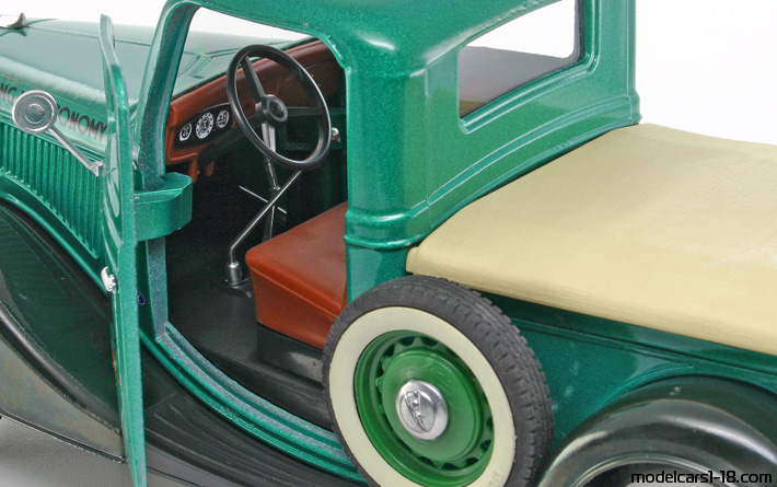 1936 - Ford V8 Solido 1/19 (Зелен / Черен) Интериор арматурно табло