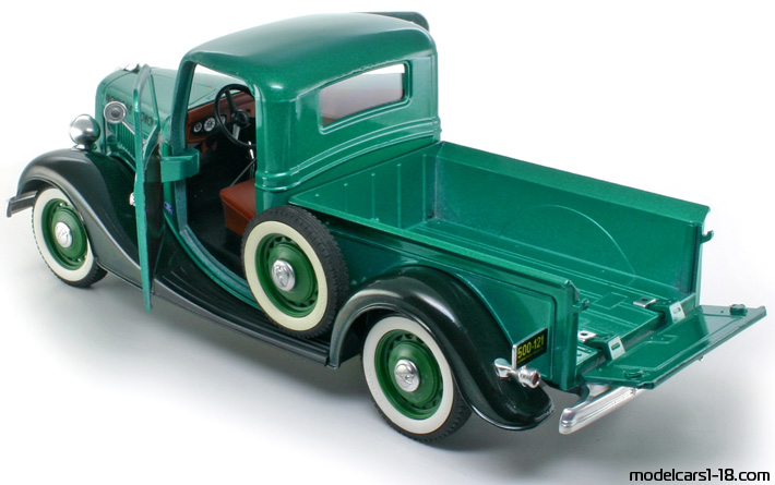 1936 - Ford V8 Solido 1/19 (Зелен / Черен) Отваряеми части