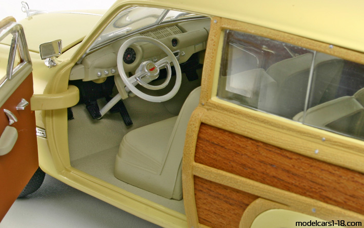 1949 - Ford Woody Motor City Classic 1/18 (Жълт) Интериор арматурно табло