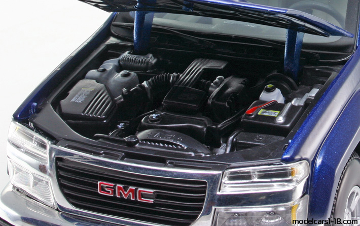 2004 - GMC Canyon SLE Maisto 1/18 (Син) Двигател