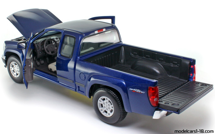 2004 - GMC Canyon SLE Maisto 1/18 (Син) Отваряеми части