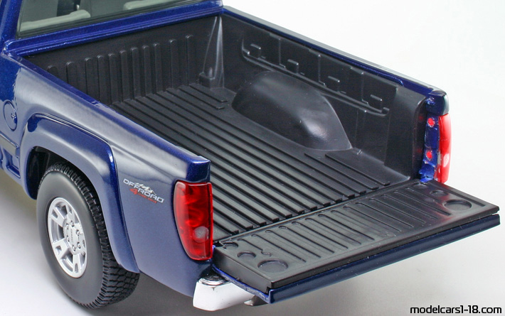 2004 - GMC Canyon SLE Maisto 1/18 (Син) Багажник / Отварящи се фарове