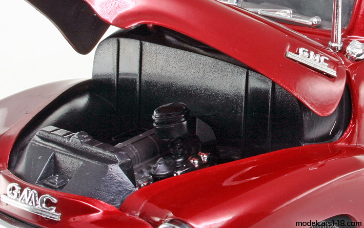 1950 - GMC Carryall Suburban Mira 1/18 (Кафяв) Двигател