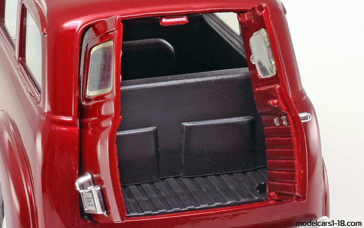 1950 - GMC Carryall Suburban Mira 1/18 (Кафяв) Багажник / Отварящи се фарове