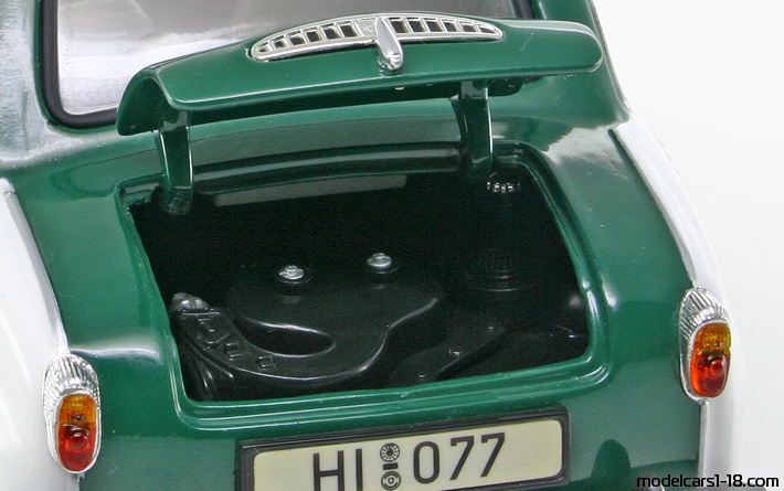 1955 - Goggomobil T250 Fire Dept / Police Revell 1/18 (Зелен / Бял) Двигател