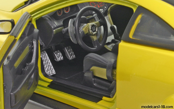 2002 - Honda Accord Custom Tunner Motor Max 1/18 (Жълт / Черен) Интериор арматурно табло