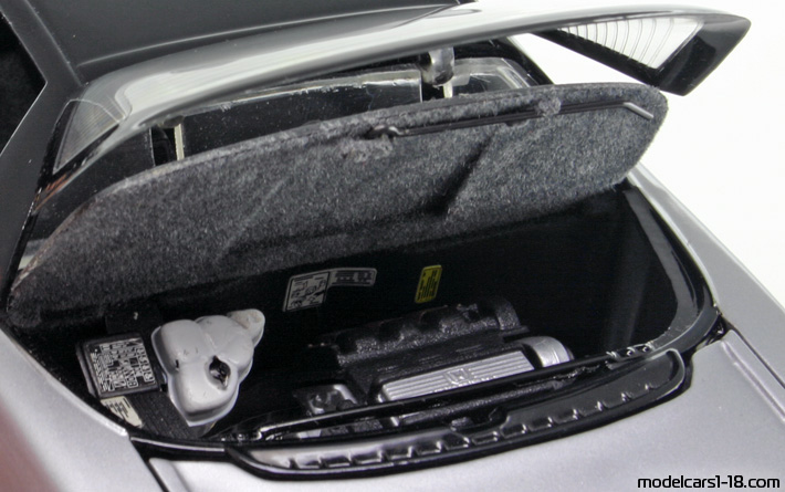 1990 - Honda NSX Kyosho 1/18 (Сребрист / Черен) Двигател