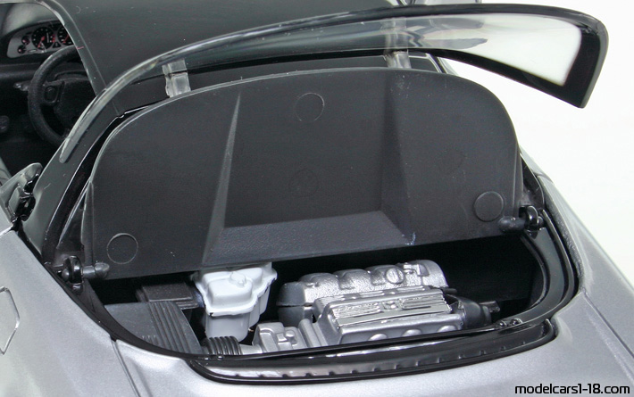 1990 - Honda NSX Revell 1/18 (Сребрист / Черен) Двигател