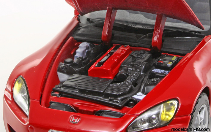 1999 - Honda S2000 Maisto 1/18 (Червен) Двигател