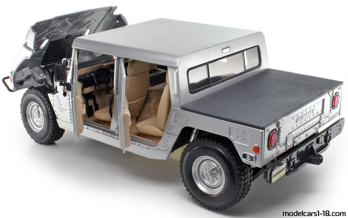 1992 - Hummer H1 Maisto 1/18 (Светло сребрист) Отваряеми части