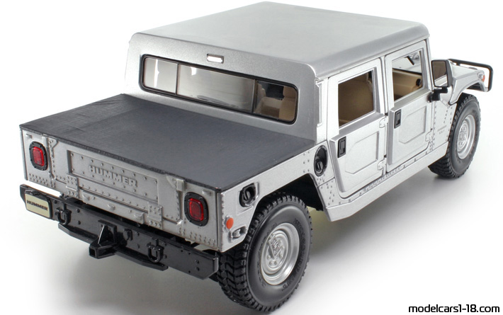 1992 - Hummer H1 Maisto 1/18 (Светло сребрист) Задна дясна страна
