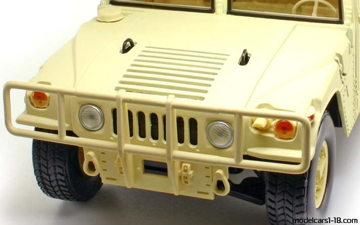 1992 - Hummer H1 Motor Max 1/18 (Бял) Двигател